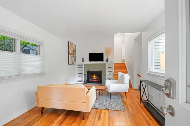 Building Photo - 3 Bed 1.5 Bath - Takoma Park Cottage - Mov...
