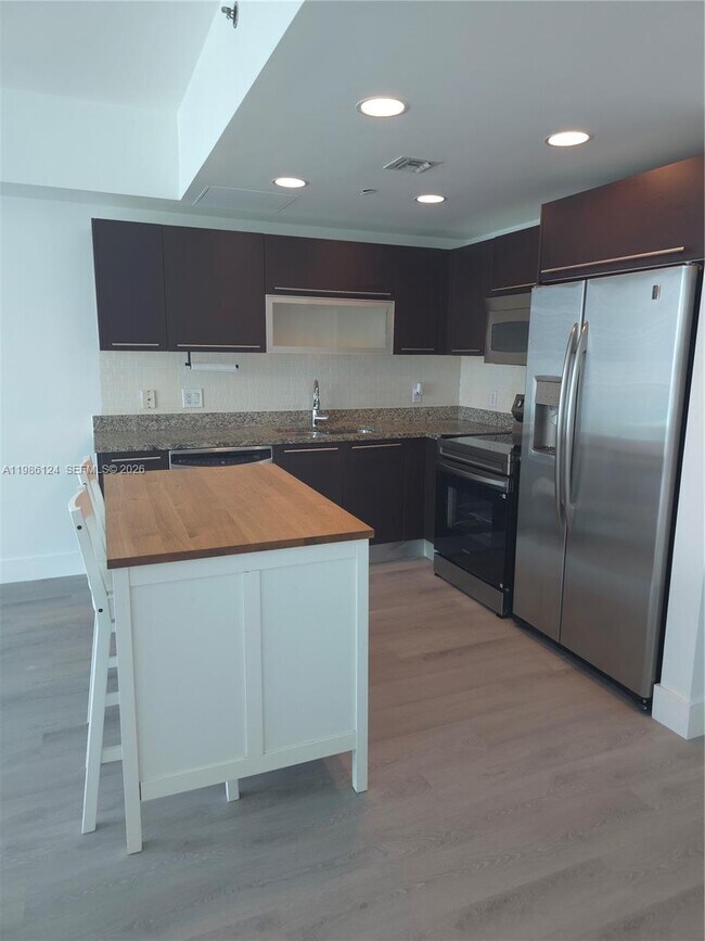 Building Photo - 950 Brickell Bay Dr