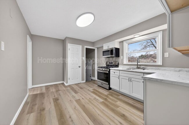 Building Photo - 315 St Anthony Ln