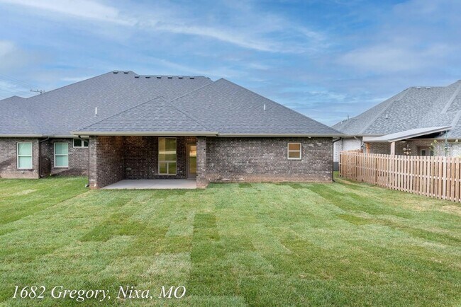 Building Photo - 1682 N Gregory Dr