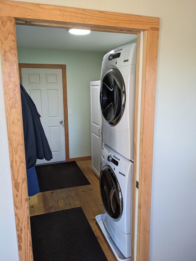 Building Photo - 6009 Blue Spruce Dr