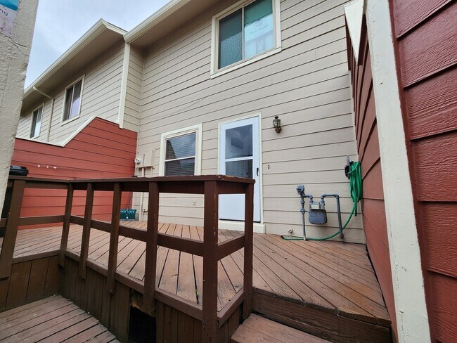 Building Photo - 2 bedroom westside - Rockrimmon