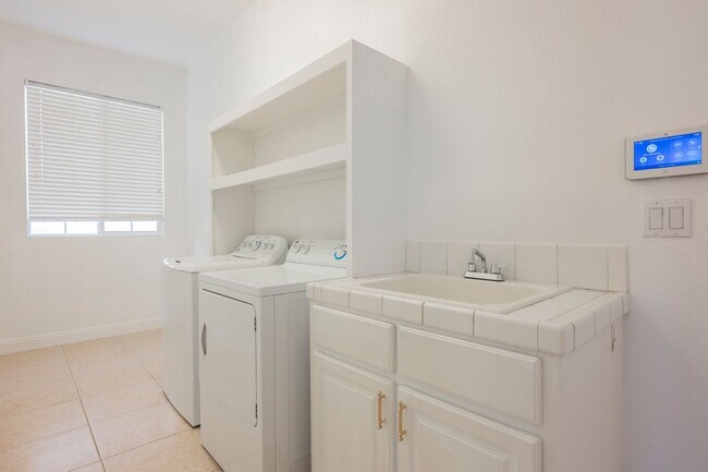 Building Photo - Gorgeous 1 Story Home in Gated Community