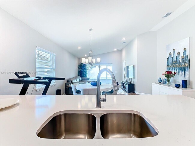 Building Photo - 1060 Cascade Dr