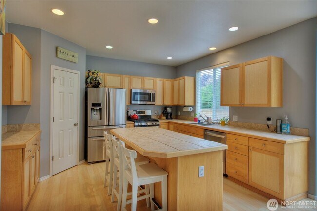 Building Photo - 3 Bedroom Maple Valley Home