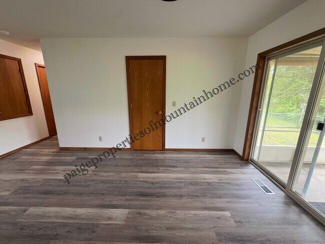 Building Photo - 313 Bomber Blvd