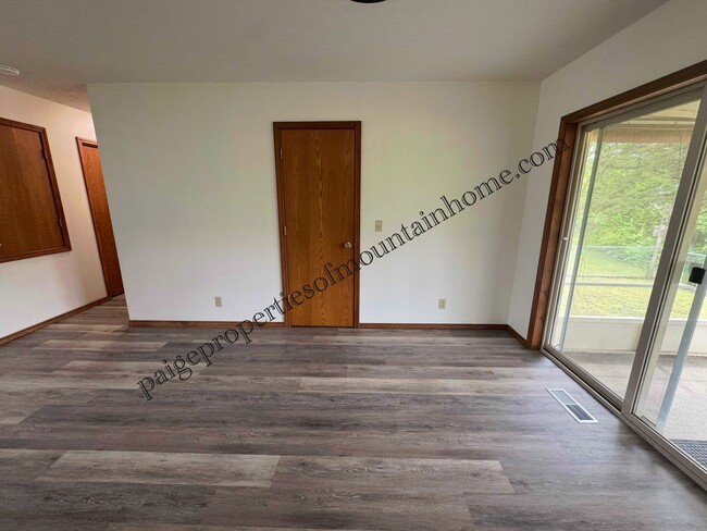 Building Photo - Bright & Spacious 3 Bed / 2 Bath Home in Town!