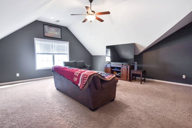 Building Photo - Pet Friendly Three Bedroom with Bonus!