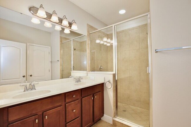 Building Photo - Beautiful 3/2.5 Spacious Townhome with a Private Courtyard and a 2 Car Garage in the Desirable Sa...