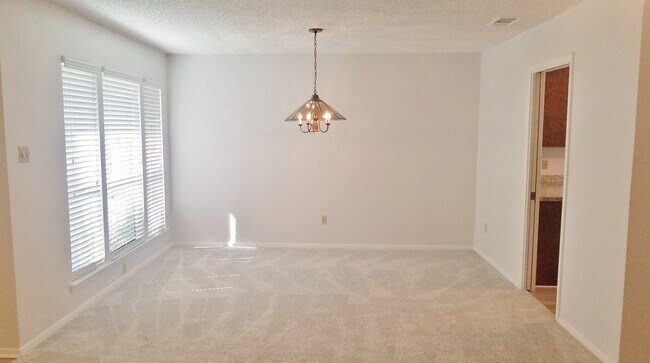 Building Photo - Spacious, Remodeled Duplex Unit Near Hulen...