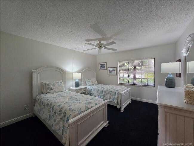 Building Photo - 316 NE Edgewater Dr