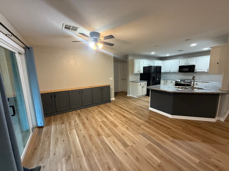 Building Photo - 404 E 9th St