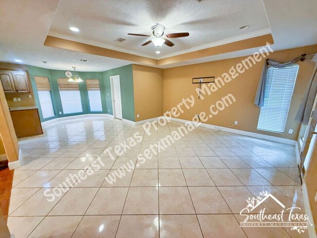 Building Photo - 7425 Wooded Creek Dr