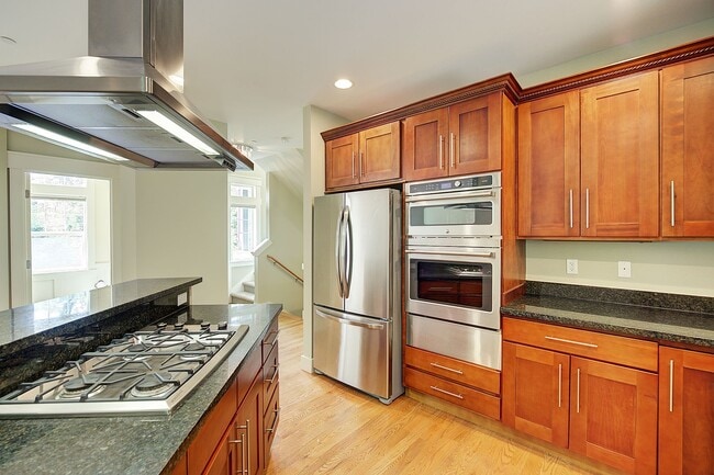 Building Photo - 3Bd/3.25Ba Kirkland Townhome