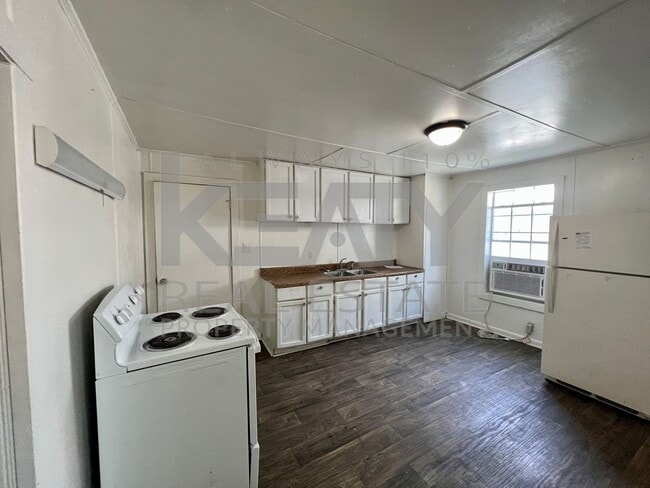 Building Photo - Coming soon! 3 Bedroom, 1 Bathroom Home!