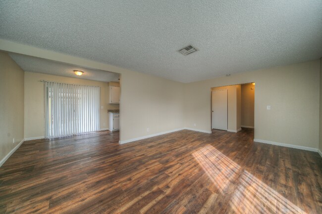 Building Photo - 41084 Beachwood Ave