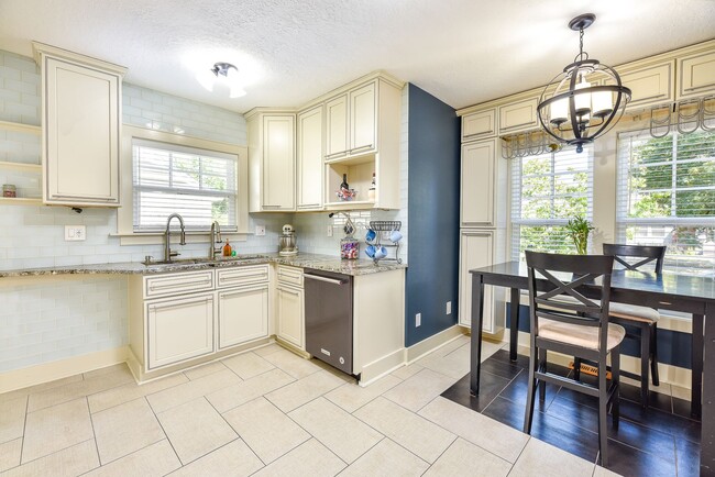 Building Photo - 4 Bedroom 2 Bathroom Home in Salem