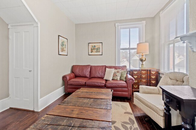 Building Photo - Downtown Smithfield: Beautiful, furnished apartment for rent