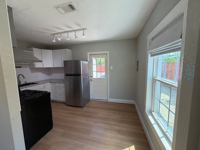 Building Photo - Charming 2 Bed / 1 Bath – Newly Remodeled with Bonus Space!