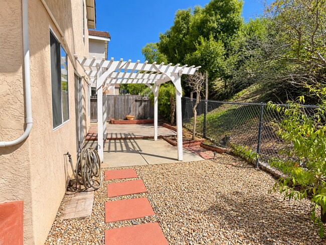 Building Photo - 635 Hillhaven Dr