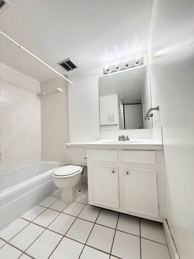 Building Photo - Modern 2/2.5/1 Townhome Across From The Me...
