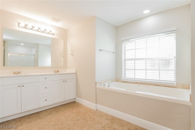 Building Photo - 1018 Card St E