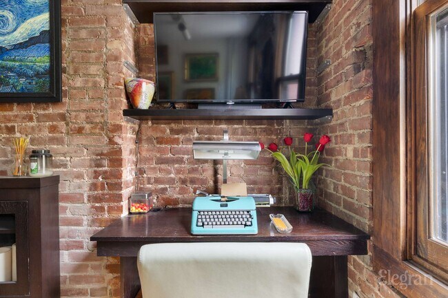 Building Photo - 138 W 10th St