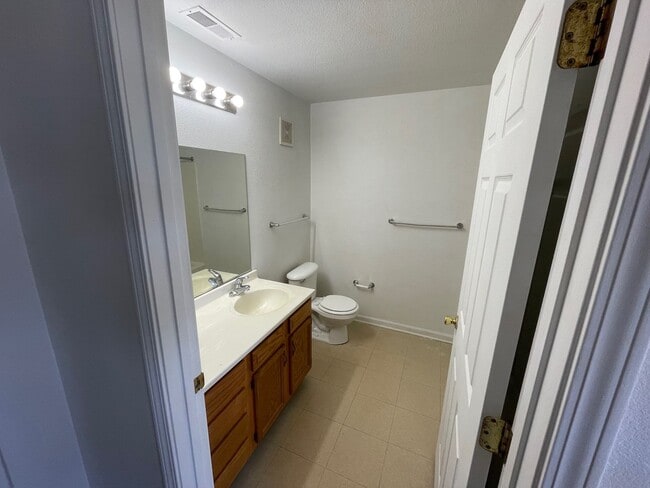 Building Photo - Rent $1025/month********** Close Proximity to Honda*********Comfortable Living