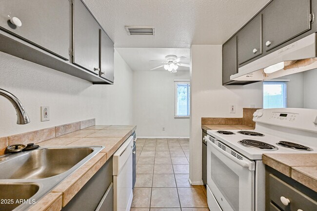 Building Photo - 5406 W Sheena Dr