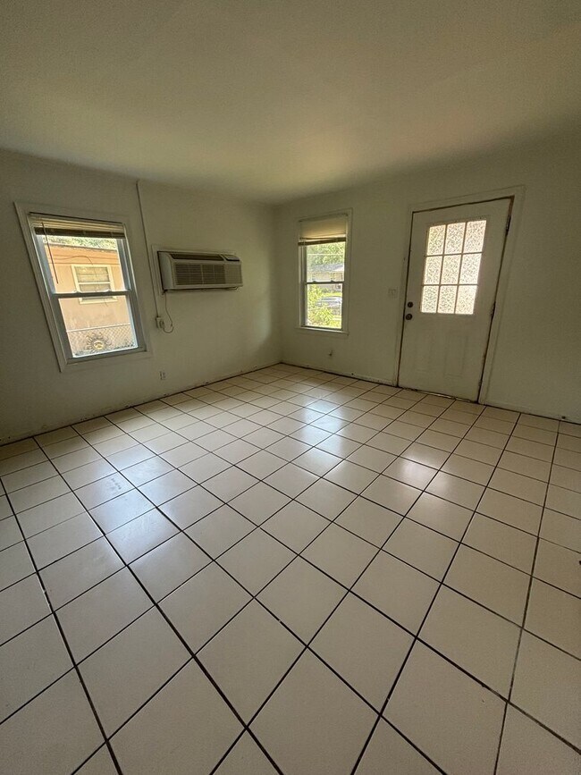 Building Photo - Charming 3-Bedroom Home in Jacksonville- A...
