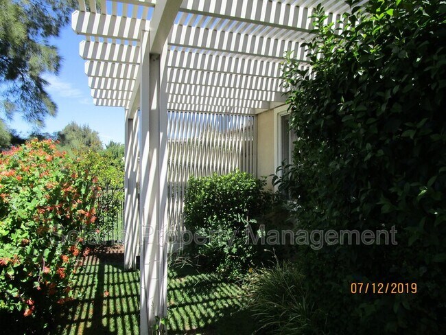Building Photo - 451 Edgewood Dr