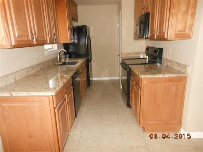 Building Photo - 1005 Cedar Dr