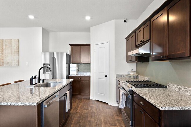 Building Photo - 144 Calgary Ln