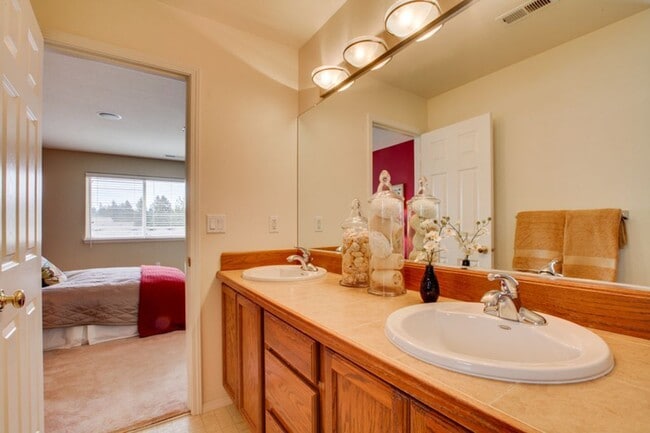 Building Photo - 10918 SW Adele Dr