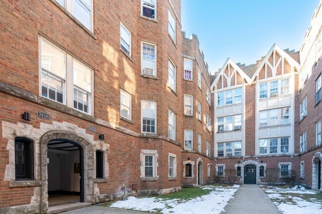 Building Photo - 7418 N Damen Ave