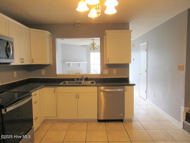 Building Photo - 1073 W Pueblo Dr