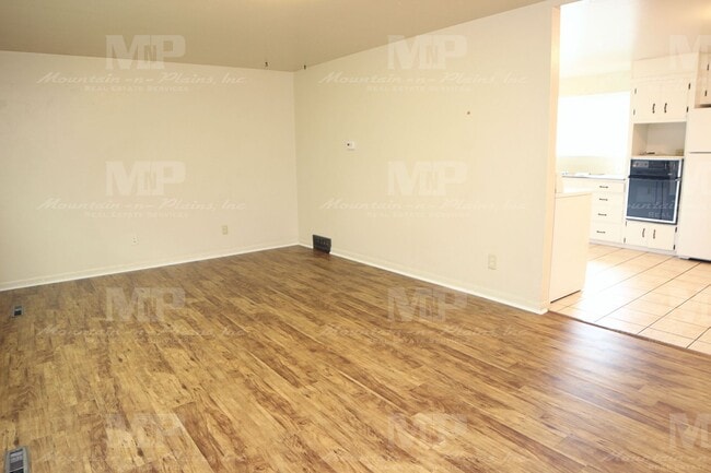 Building Photo - 323 W Mulberry St