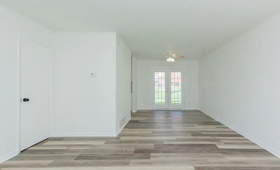 Building Photo - Room in Townhome on Greenbriar Rd
