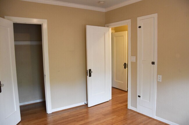 Building Photo - Palm (817-819)