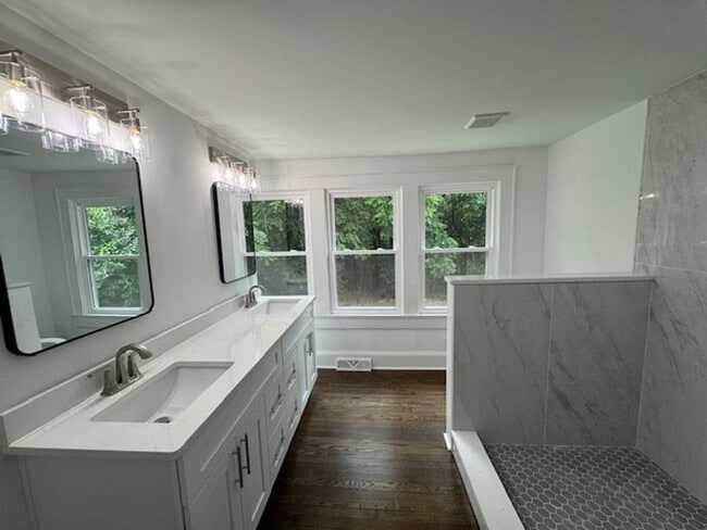 Building Photo - Renovated 3 Bedroom/2 Bath Home