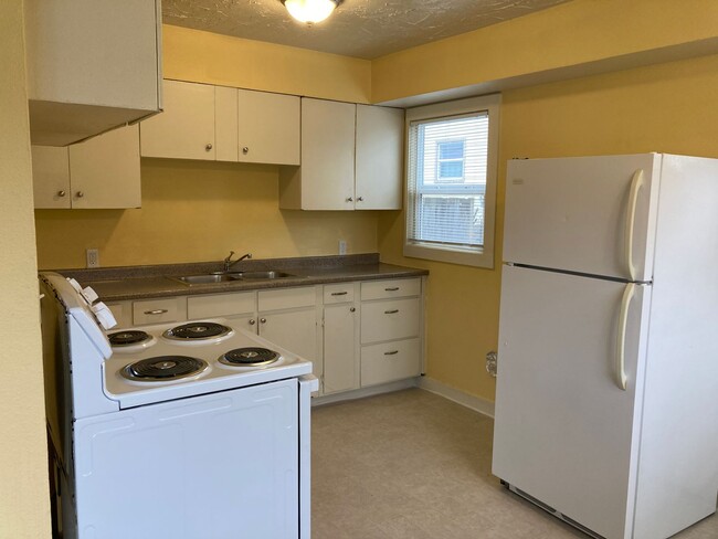 Building Photo - Charming Bungalow in Roselawn – Available ...