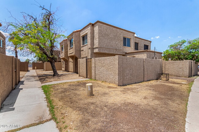 Building Photo - 4623 E Southgate Ave