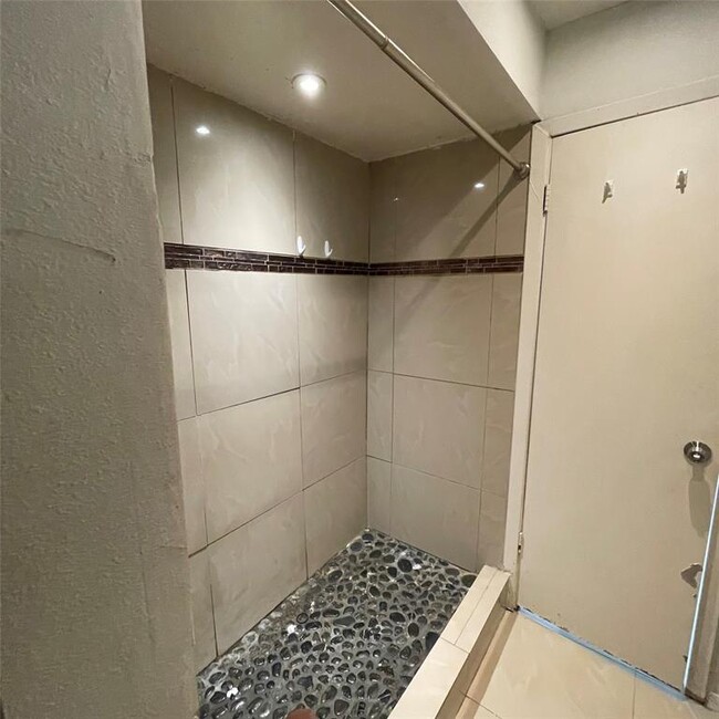 Building Photo - 7700 Creekbend Dr