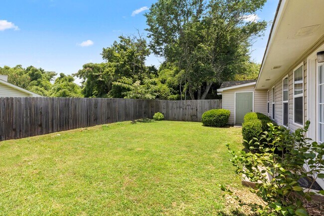 Building Photo - 3/2 Duplex Close to Tiger Town- Available ...