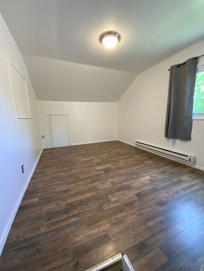 Building Photo - Tacoma home 3bdr 1.5 bath 1 car garage att...
