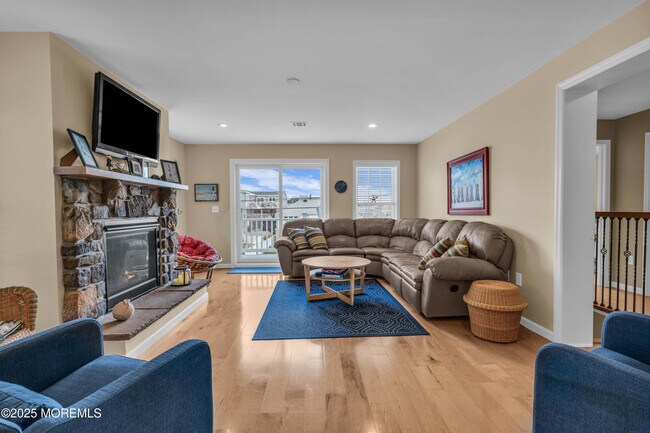 Building Photo - 111 7th Ave