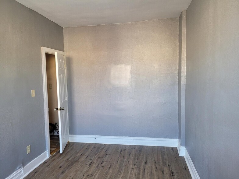 RM 1 - 151 E 95th St