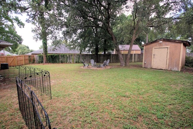 Building Photo - Lovely Cul-De-Sac Home in South Crestview
