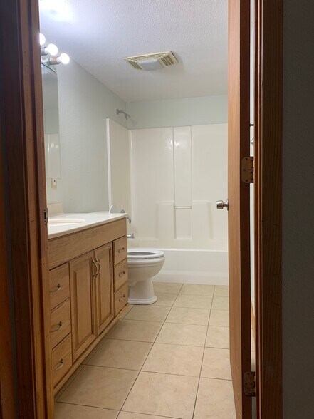 Master bath - 1240 S Brazos St