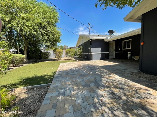 Building Photo - 1816 E Minnezona Ave